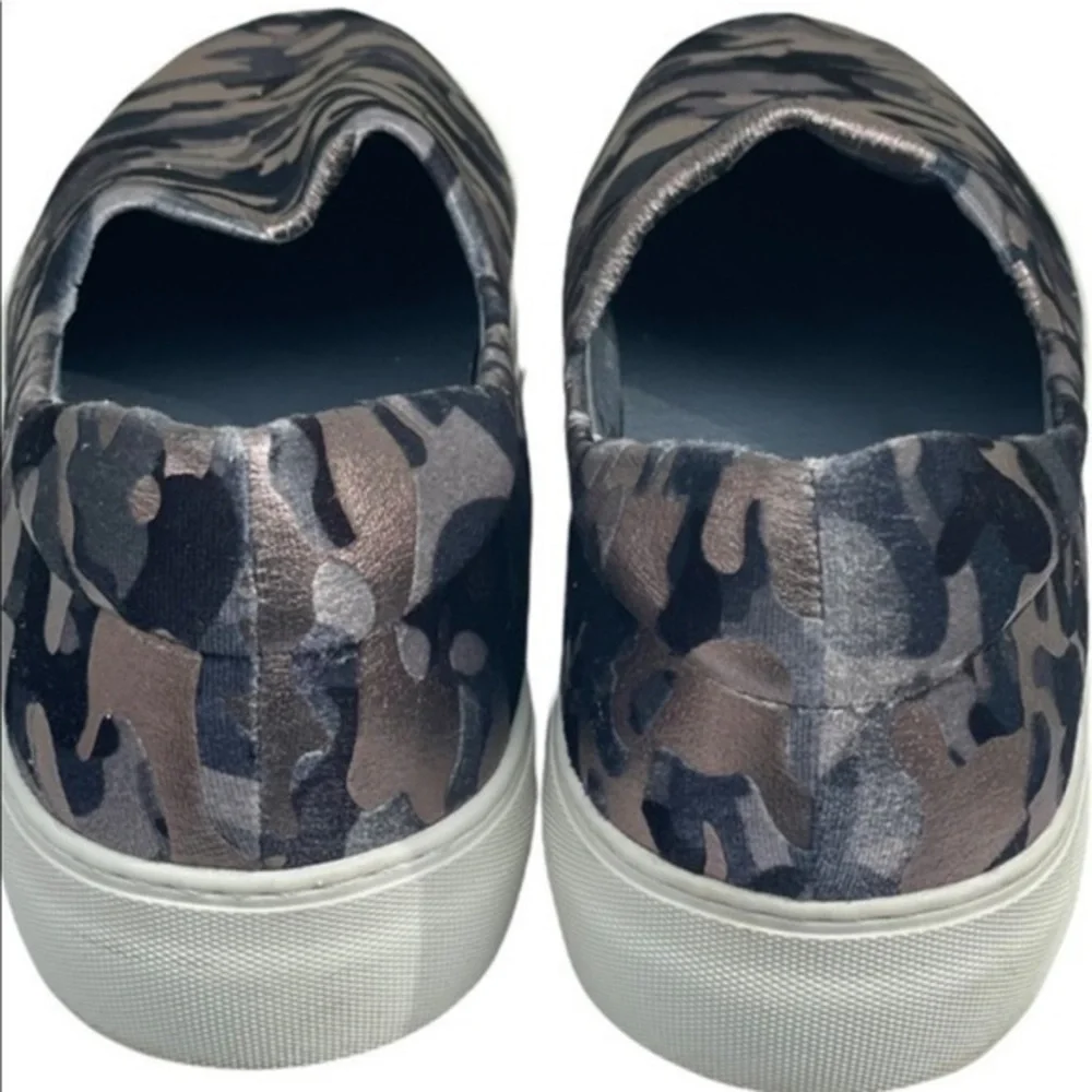 J SLIDES ARIANA CAMO BLACK AND GRAY PRINT SNEAKERS SIZE 10